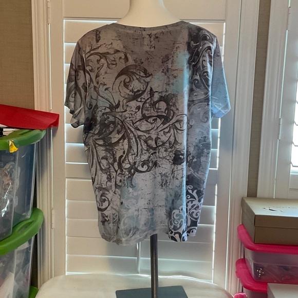 Women's Short Sleeve V-Neck Top - Gray Pattern - Picture 3 of 5